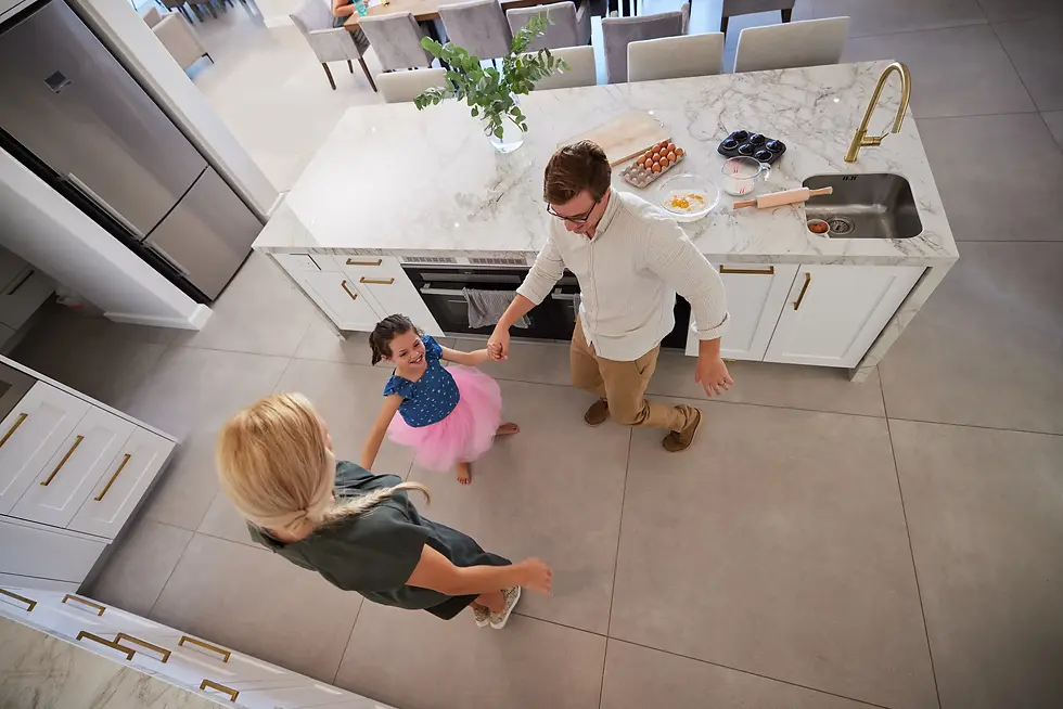 criancas-da-familia-e-danca-com-uma-menina-e-seus-pais-dancando-juntos-na-cozinha-de-sua-c