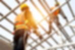 trabalhadores-da-construcao-civil-usam-cintas-de-seguranca-enquanto-trabalham-na-estrutura