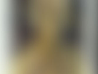 קלף הקוסם בטארוט – דמות עומדת מול שולחן עם ארבעת יסודות הטארוט (חרב, גביע, מטה ומטבע), יד אחת מונפת לשמיים והשנייה מצביעה לאדמה, מסמלת כוח יצירה, שליטה, ותקשורת ממגנטת.