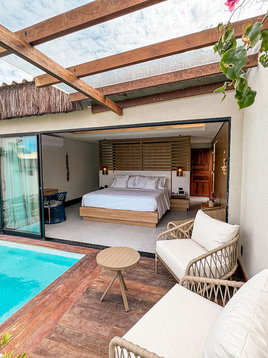 quarto de bangalô com piscina privativa, cadeiras e mesa externa e vista do jardim do Poozendin em Canoa Quebrada-CE