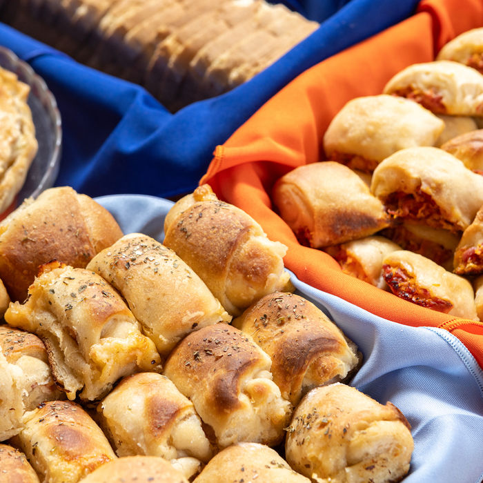 Vista da mesa de café da manhã, com várias opções de salgadinhos e tortas na pousada em Campos do Jordão