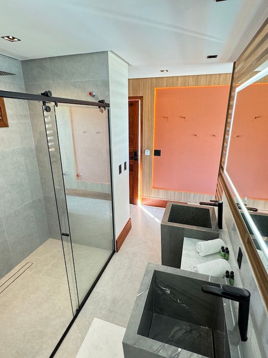 plano aberto mostrando o banheiro do bangalô Poozendin em Canoa Quebrada-CE