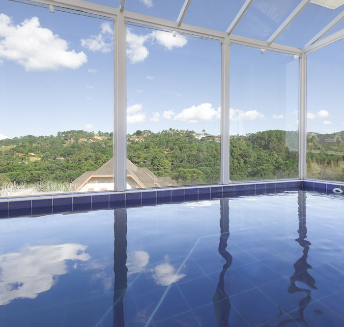 Piscina aquecida da Pousada Kaliman com vista para a cidade de Campos do Jordão
