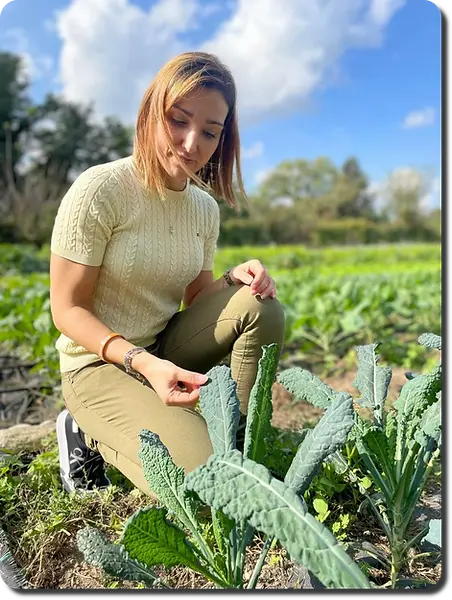 Immagine della nutrizionista Desirée Motta mentre controlla verdure fresche, simbolo di alimentazione sana e naturale alla base del programma NutriFit.