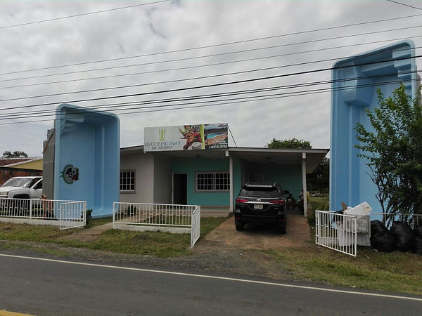Exposición Decopiscinas de Azuero local comercal atención al público, ventas de piscinas en Azuero