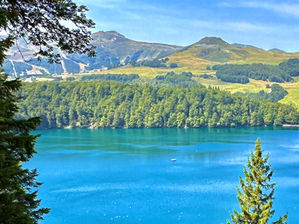 Randonnée au cœur des volcans d’Auvergne : du Lac Pavin au Lac de Montcineyre et Puy Montchal