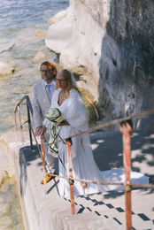 Hochzeitspaar am Seeufer posiert für Foto Gottschalk