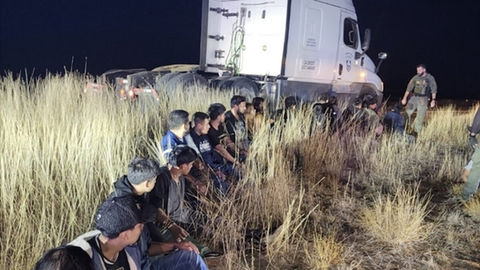 Texas : 23 personnes cachées dans la cabine d’un camion— un conducteur arrêté sans permis commercial