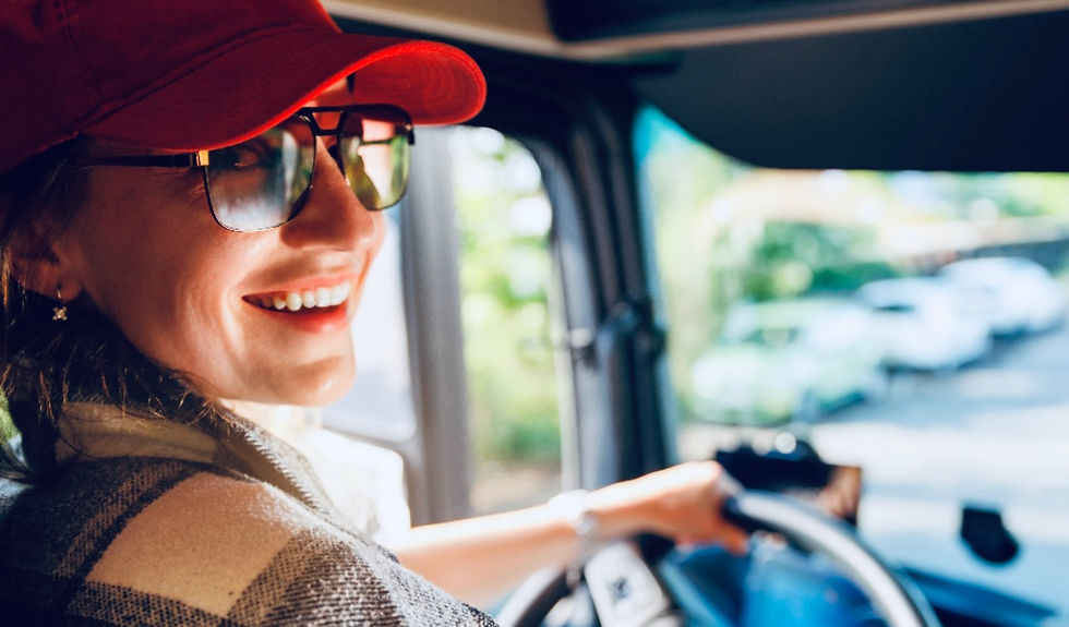 Alors que l’industrie du transport routier fait face à une importante pénurie de main-d’œuvre, un constat demeure frappant : les femmes représentent encore une très faible proportion des camionneurs au Québec. Selon plusieurs données de l’industrie, elles occupent environ 4 % des postes de conduite de véhicules lourds. Pourtant, plusieurs acteurs croient qu’il serait réaliste de viser le cap des 10 % au cours des prochaines années.