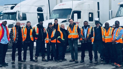 Une nouvelle cohorte de camionneurs diplômés prend la route à Montréal