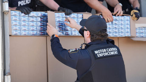 Saisie majeure de cigarettes de contrebande au Manitoba : plus de 7,8 millions de cigarettes découvertes dans un camion