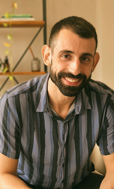 psicólogo amigável sorrindo para a câmera