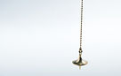 Pendule en laiton sur corde