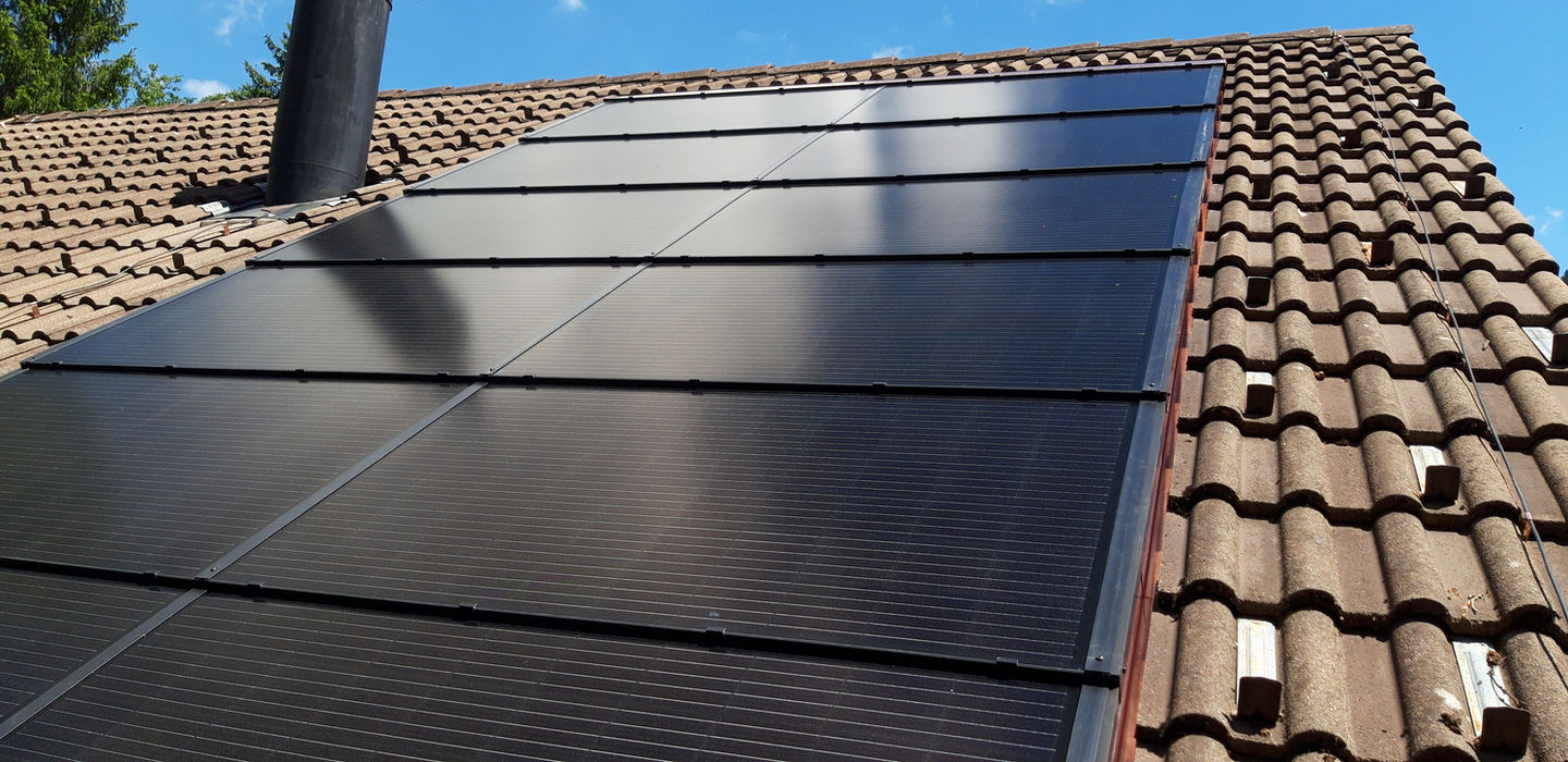 Anstelle der Ziegel einfach PV-Modul eingesetzt.