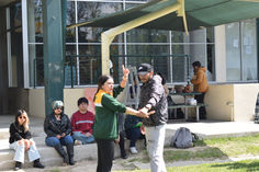 Estudiantes participan en clase de defensa personal.