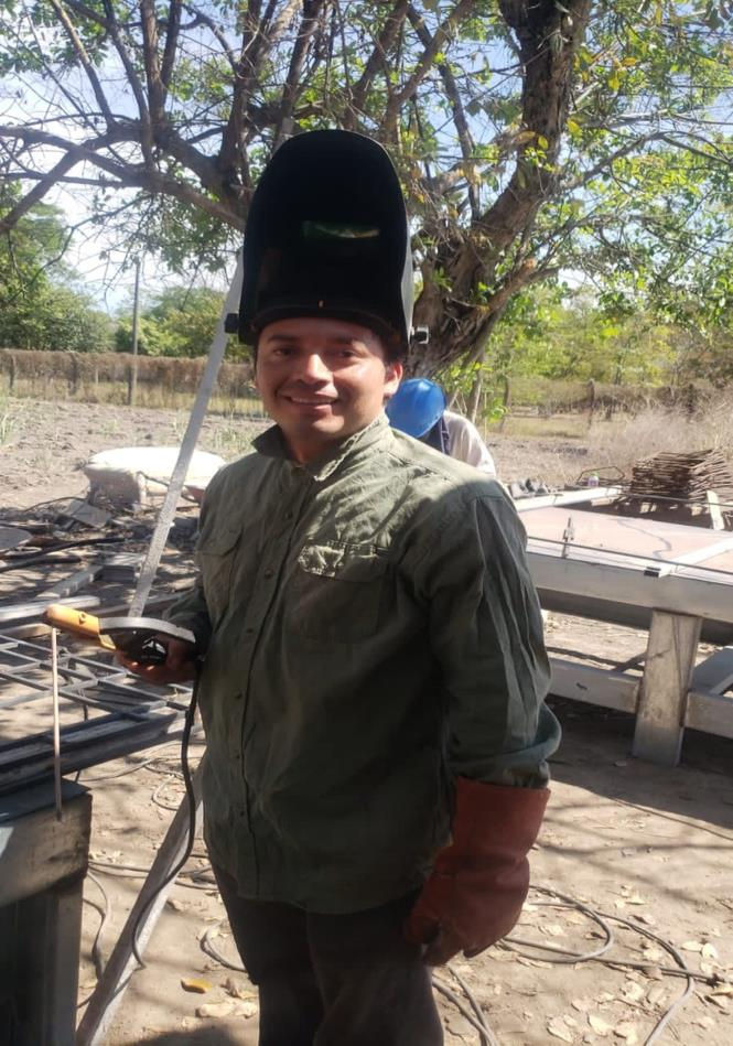 The volunteers are from the Michapa district and Santiago Nonualco district.
They were a great help doing outside stucco on the B wing, prepping walls and chiseling 
pilasters.