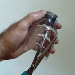 Corte com uma tesoura até em cima