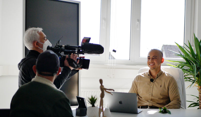 Promo Bild hr-TV Jhoan.png