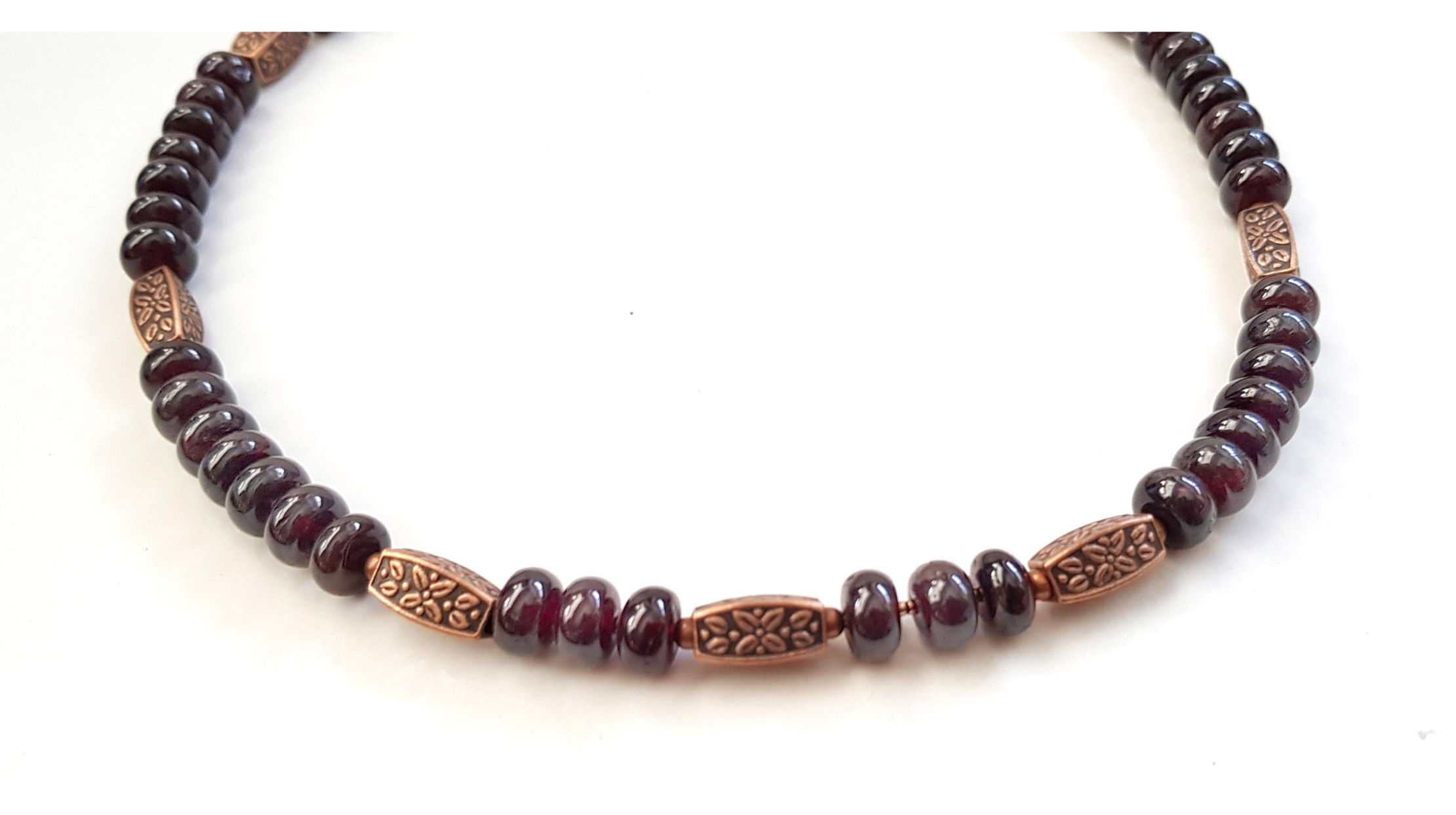 שרשרת גרנט ואלמנטים של נחושת