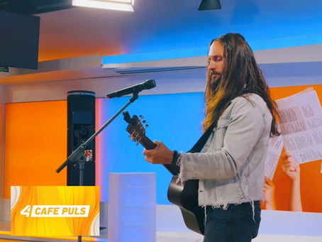 TV-Auftritt bei Café Puls: Georg Neumann präsentiert "Eine in d'Sunn" in intimer Akustik-Version