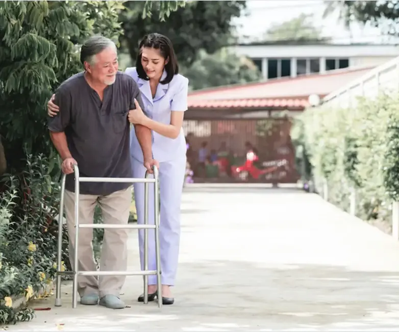 Pflegekraft unterstützt Senior im Alltag