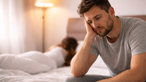 besorgter Mann mit Frau im Hintergrund