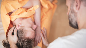 Max hält den Kopf eines Klienten