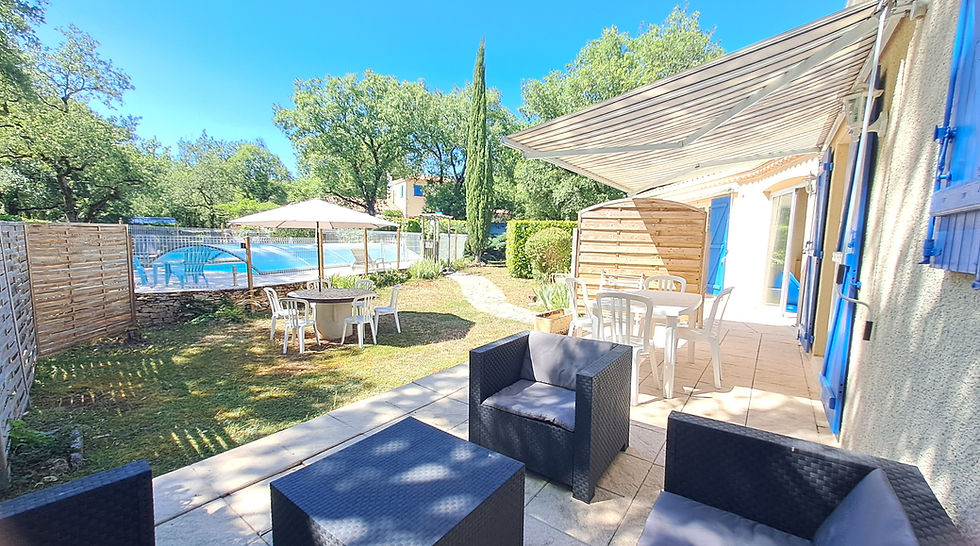 terrasse gîte vue piscine et jardin