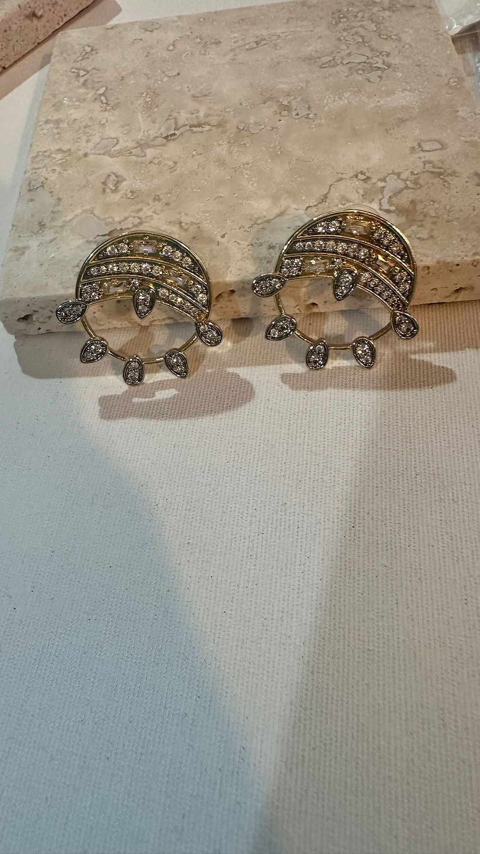 Altın Taşlı Küpe