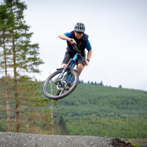 WANT TO BOOST YOUR CONFIDENCE AND CONTROL ON THE BIKE?
Our skills courses are designed to help you progress your riding in a fun, supportive group setting.
Each course focuses on key techniques to help you ride smoother, faster, and with more confidence.
We keep group sizes small (up to 6 riders) so you get plenty of personal attention from our qualified coaches and time to practice on real trail features.