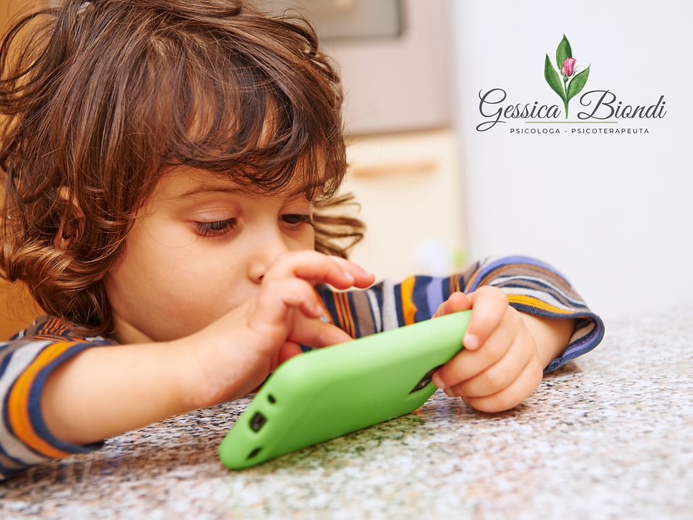 bambino con lo smartphone