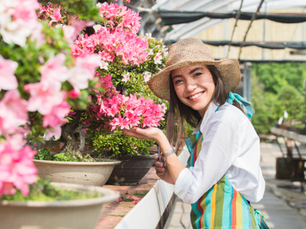 donna felice e rilassata perché pratica la garden therapy