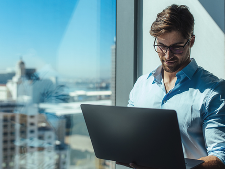 imprenditore che si informa per un corretto subentro utenza business