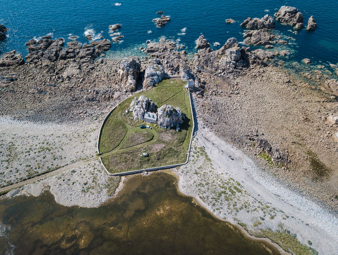 Luftbild eines historischen Küstenforts auf einem Felsenplateau, umgeben von Klippen und Meer – maritime Kulturlandschaft aus der Vogelperspektive.