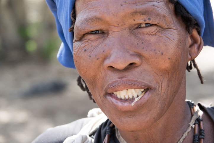 Porträt einer älteren Frau mit blauer Kopfbedeckung und Schmuck – eindrucksvolle Nahaufnahme mit Fokus auf Gesichtsausdruck und Charakter.