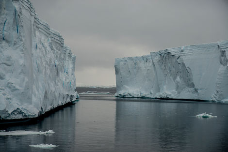 Zwei massive Eisformationen in dunklem Wasser – eine stille Szene, die Kälte und Isolation spürbar macht.