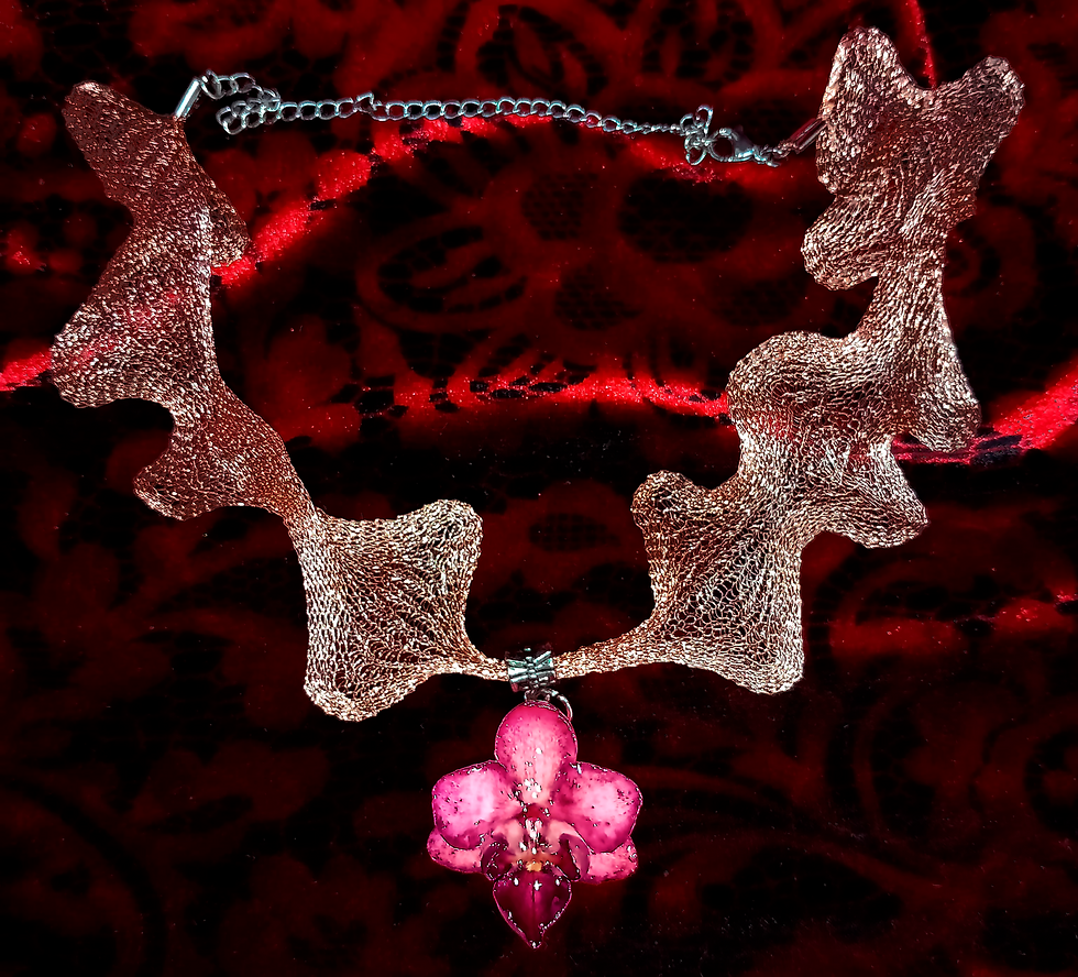 Miniatura: Dije Phalaenopsis Rosa con contorno Morado