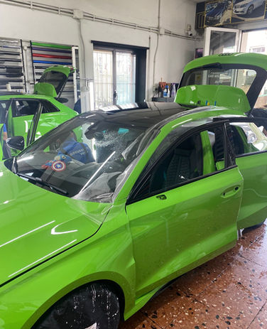 Auto verde brillante, pellicola protettiva applicata