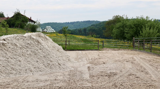 Das Leben ist kein Ponyhof – schon gar nicht auf dem Ponyhof. Ständig gibt es etwas zu reparieren, auszubessern, zu reinigen oder in Stand zu setzen. Dieses Mal war der Reitplatz an der Reihe, dessen Sand sich in Luft aufgelöst hat. Eine neue Schicht drauf und das Training kann weitergehen.