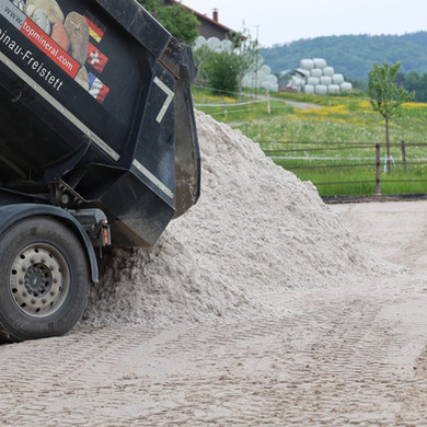 Das Leben ist kein Ponyhof – schon gar nicht auf dem Ponyhof. Ständig gibt es etwas zu reparieren, auszubessern, zu reinigen oder in Stand zu setzen. Dieses Mal war der Reitplatz an der Reihe, dessen Sand sich in Luft aufgelöst hat. Eine neue Schicht drauf und das Training kann weitergehen.