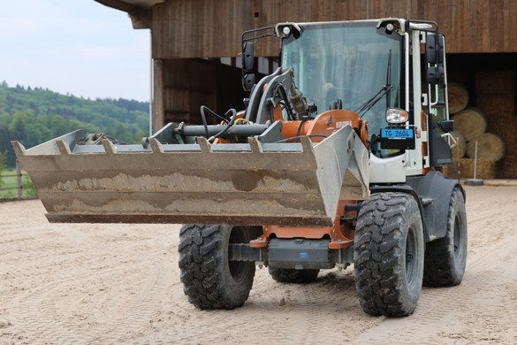 Das Leben ist kein Ponyhof – schon gar nicht auf dem Ponyhof. Ständig gibt es etwas zu reparieren, auszubessern, zu reinigen oder in Stand zu setzen. Dieses Mal war der Reitplatz an der Reihe, dessen Sand sich in Luft aufgelöst hat. Eine neue Schicht drauf und das Training kann weitergehen.