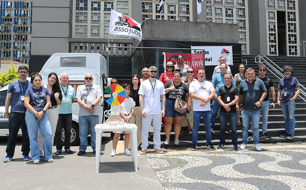 O caos no Fórum Central de Santos: Ato é realizado à entrada do prédio