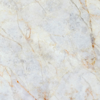 Marbre gris clair veiné d’or, raffiné et tendance pour décoration intérieure.