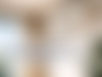 Climatisation réversible moderne dans un salon lumineux avec plante verte.