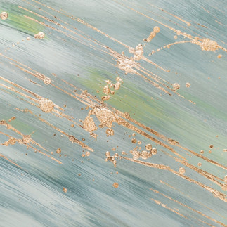 Marbre vert veiné avec incrustations dorées, effet luxueux et contemporain.