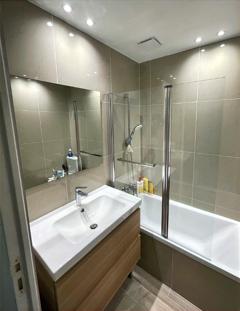 Aménagement de petite salle de bain avec baignoire compacte et meuble vasque, optimisation de l’espace sans renoncer au confort.