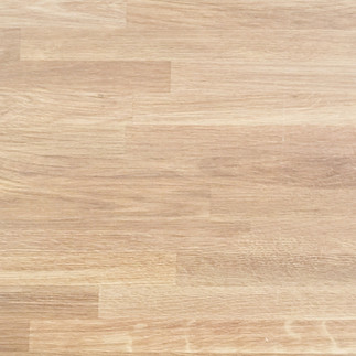 Surface bois naturel traité, adaptée aux meubles de salle de bain résistants à l’humidité.