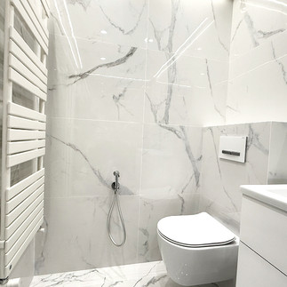 Salle de bain rénovée par O’DESIGN Plomberie avec sèche-serviette IRSAP intégré.