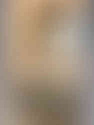 Salle de bain tendance à Nice – double vasque ronde avec robinetterie noire et miroir circulaire design.