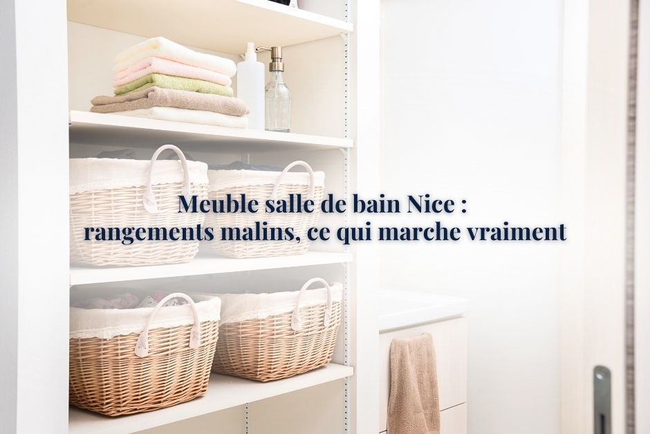 Meuble salle de bain Nice : étagères blanches avec paniers en osier et linge plié, rangements malins.